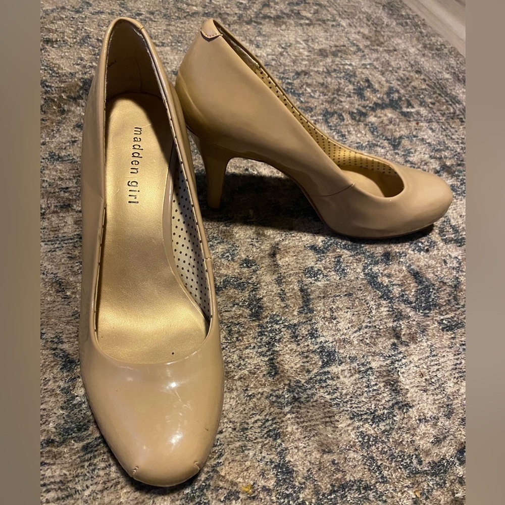 Madden Girl getta patent leather beige pumps size 9